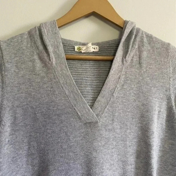 Dakini Gray V Neck Hooded Sweater - Picture 5 of 10